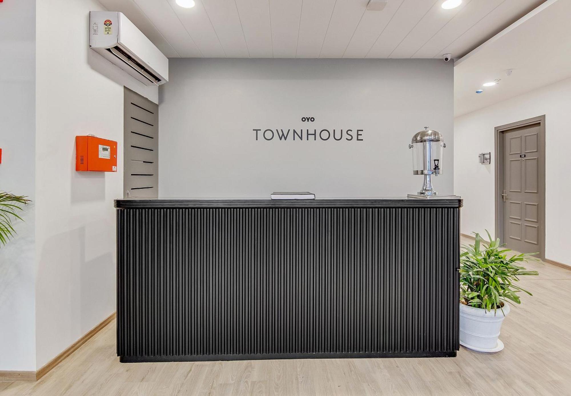 Townhouse Sector 49 Near Logix City Centre Ноида Екстериор снимка