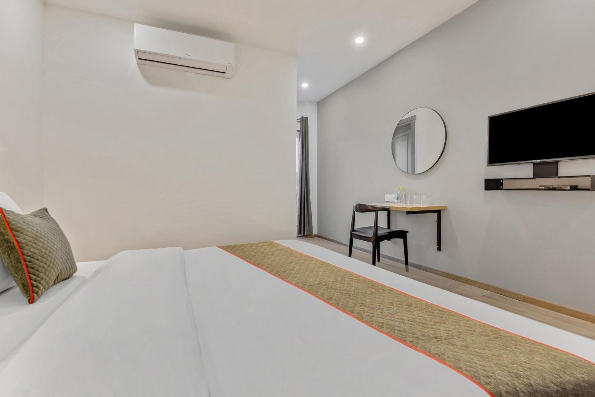 Townhouse Sector 49 Near Logix City Centre Ноида Екстериор снимка