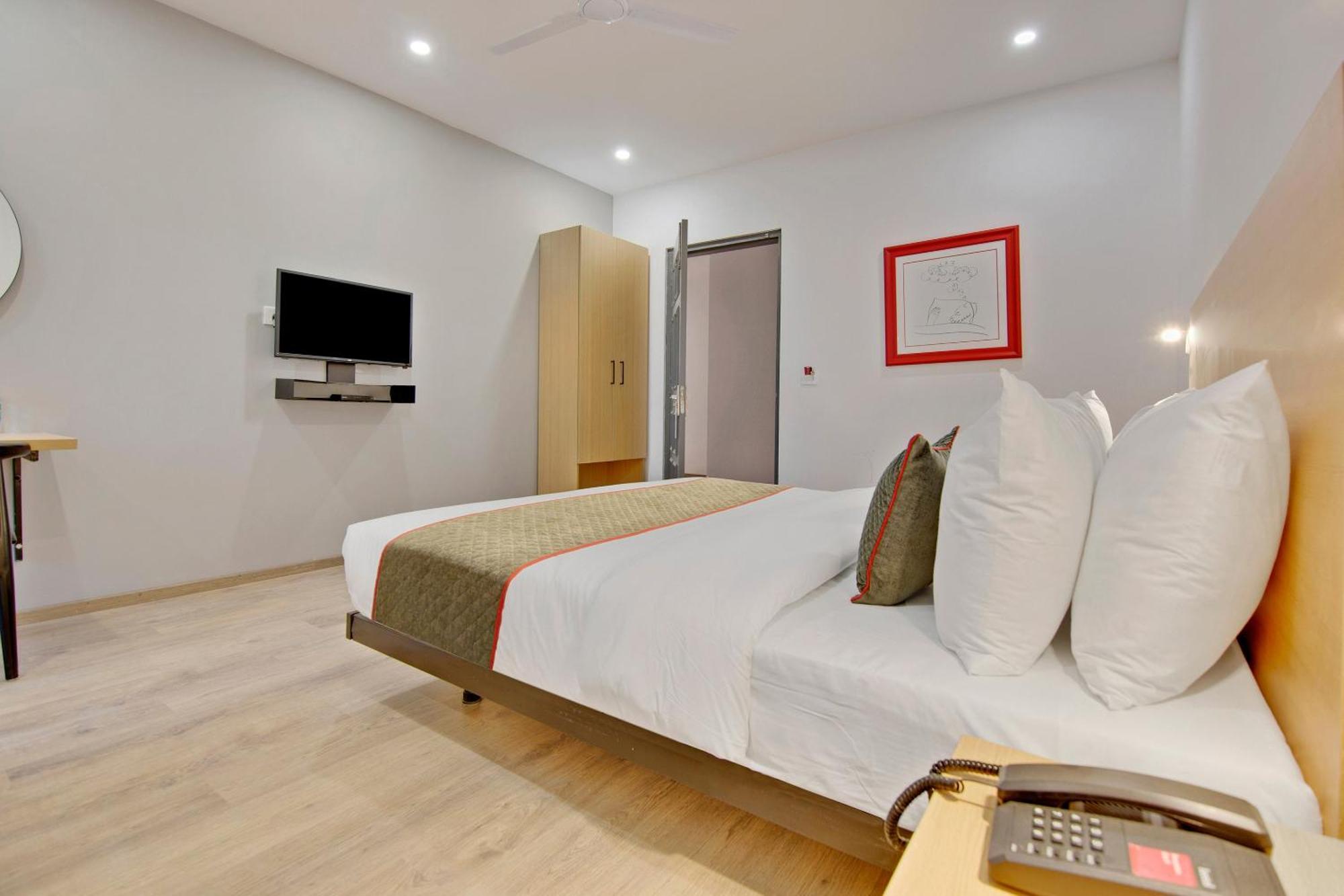 Townhouse Sector 49 Near Logix City Centre Ноида Екстериор снимка