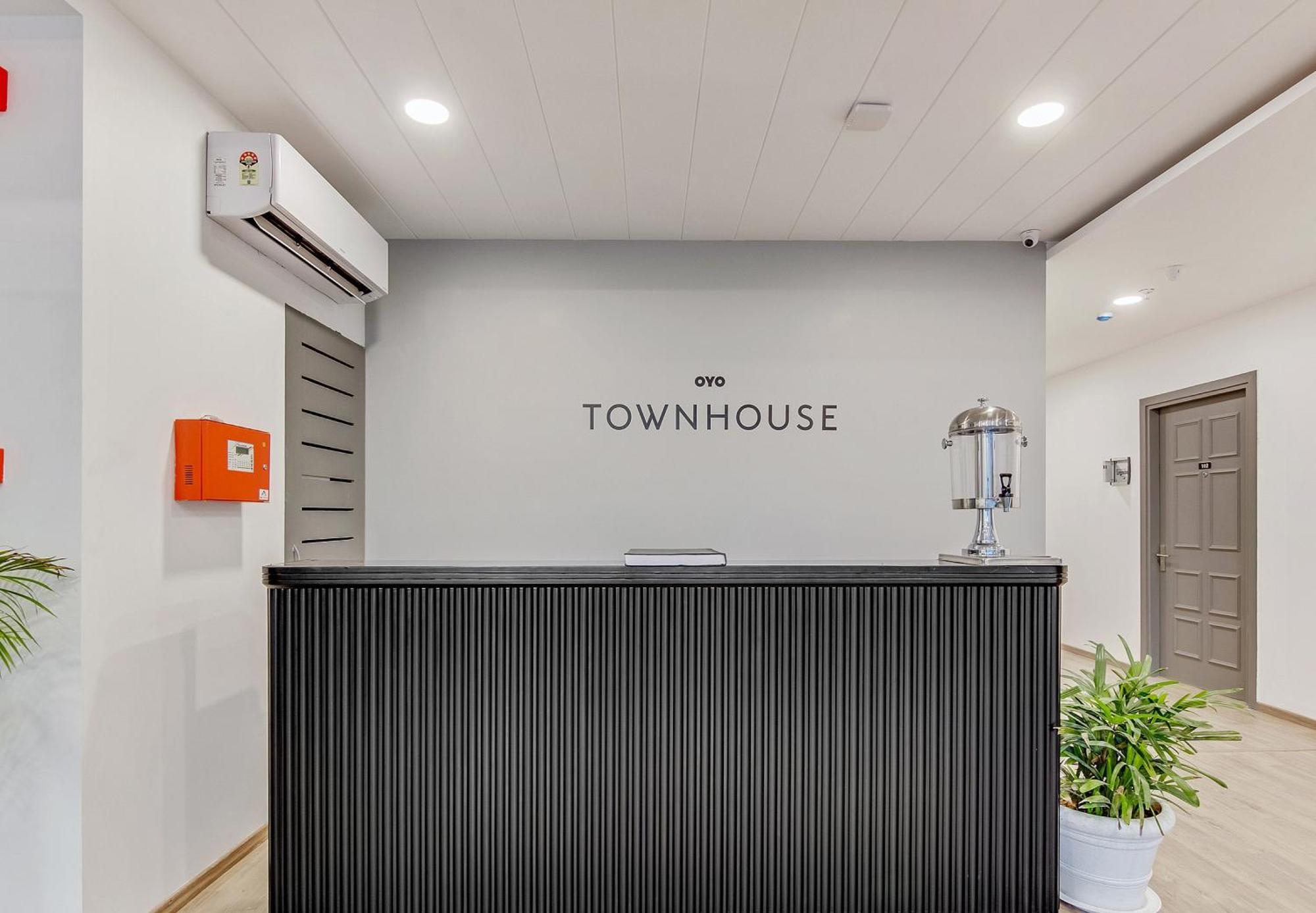 Townhouse Sector 49 Near Logix City Centre Ноида Екстериор снимка