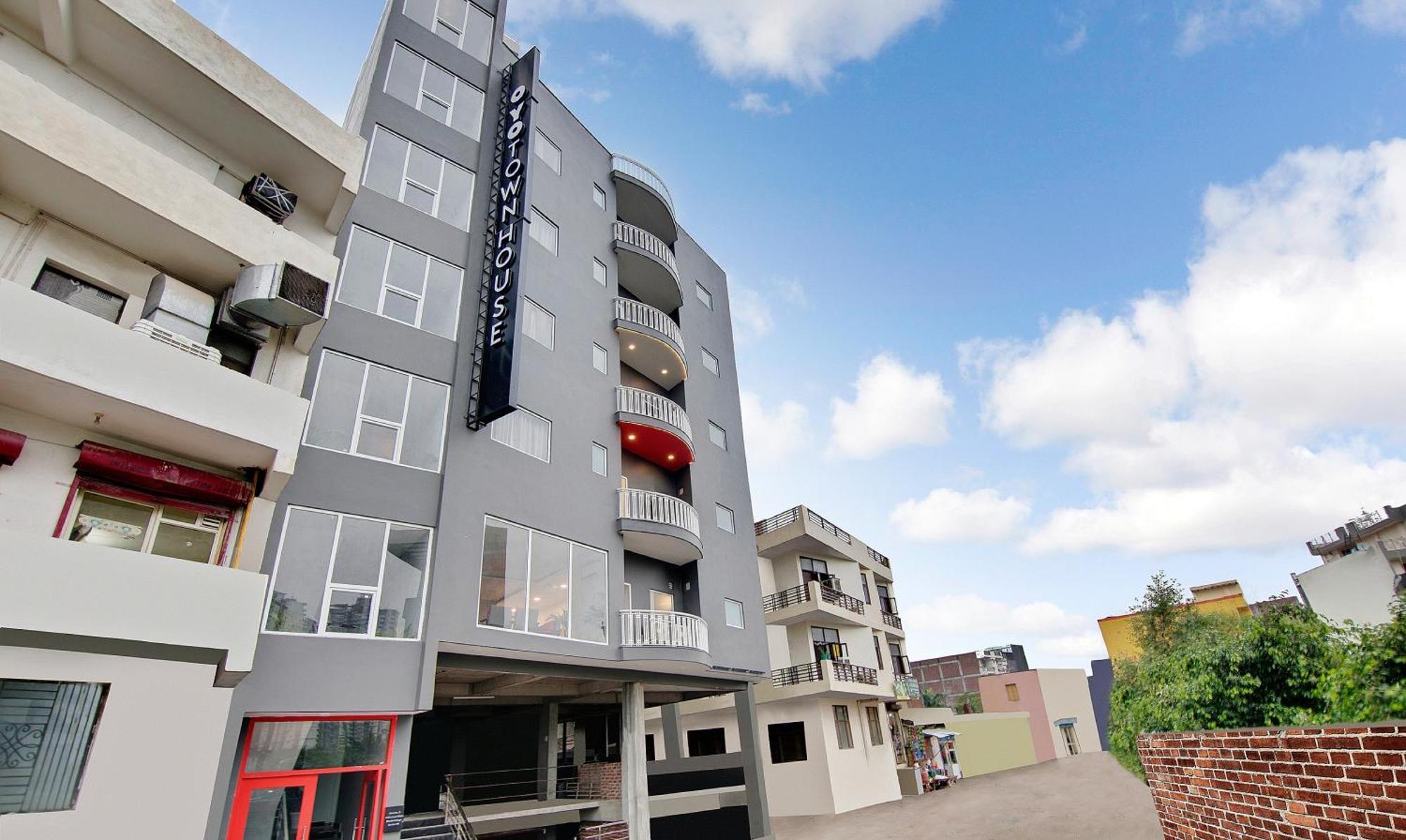 Townhouse Sector 49 Near Logix City Centre Ноида Екстериор снимка