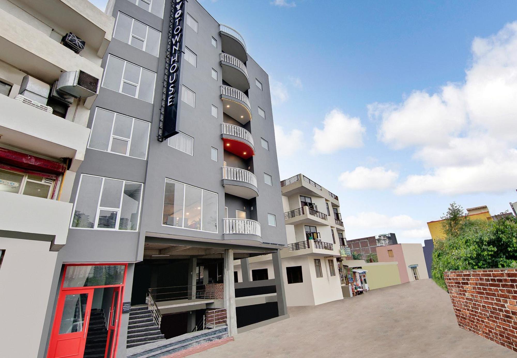 Townhouse Sector 49 Near Logix City Centre Ноида Екстериор снимка