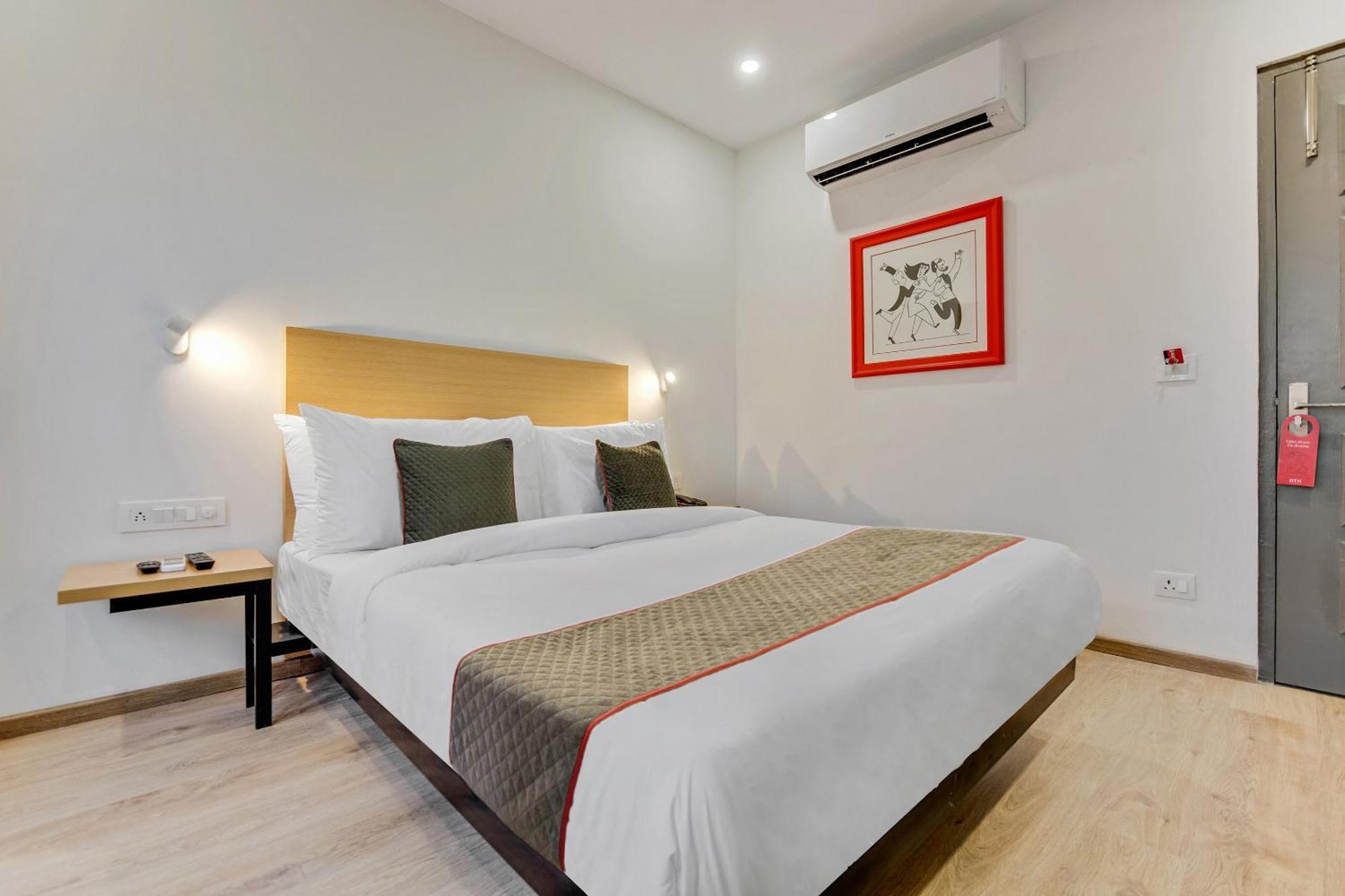 Townhouse Sector 49 Near Logix City Centre Ноида Екстериор снимка