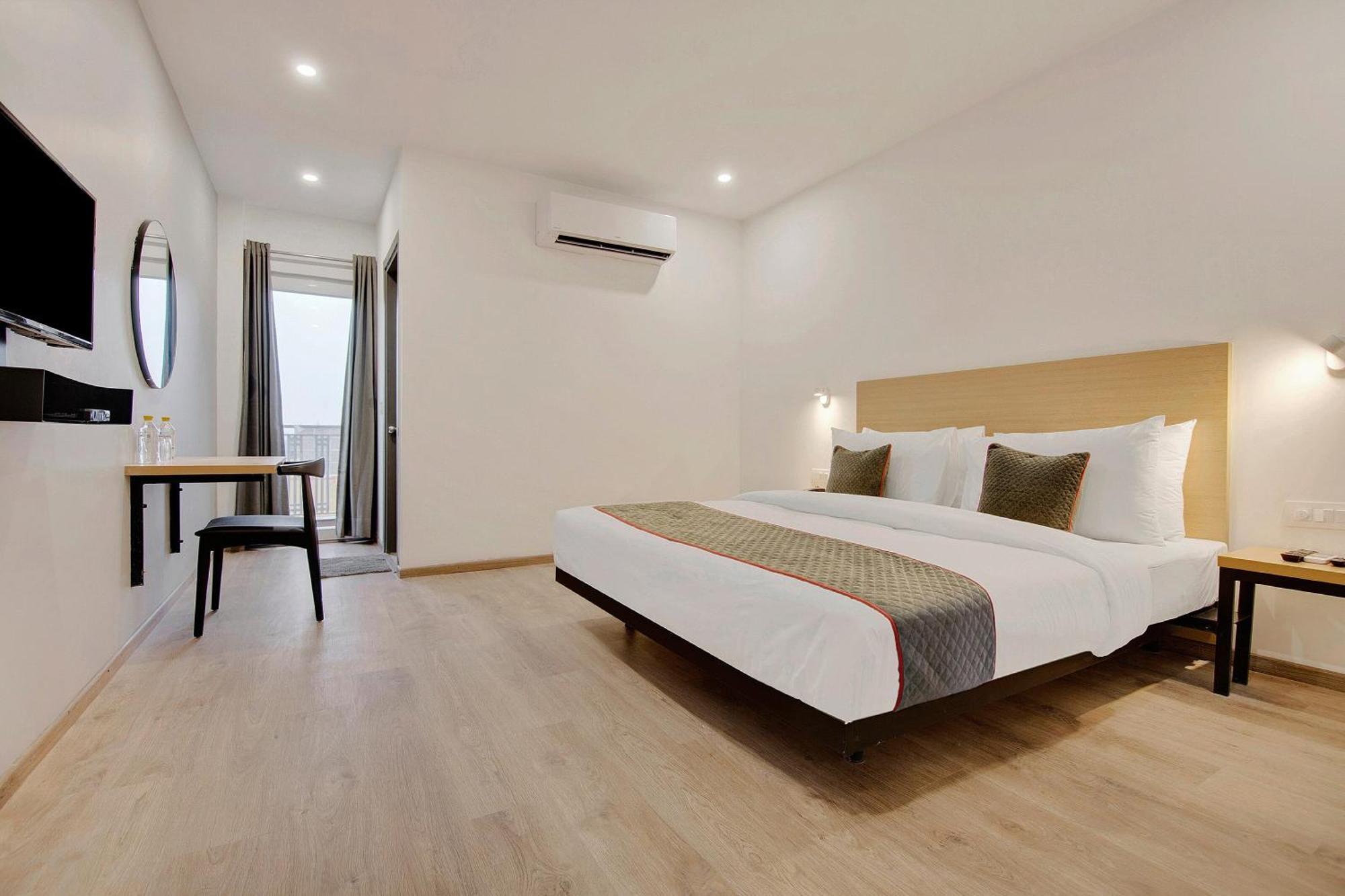 Townhouse Sector 49 Near Logix City Centre Ноида Екстериор снимка